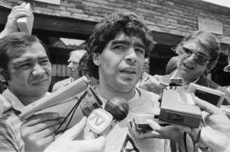 1986 World Cup Finals in Mexico. Argentina footballer Diego Maradona speaks to the press during a training session. June 1986.