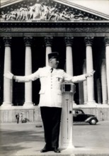 Aug. 30, 1961 - White summer tunic for Paris Policemen: A traffic policeman on duty at the place De La Madeleine wearing a white tergal tunic. Owing to the new heat wave traffic policemen have been au...