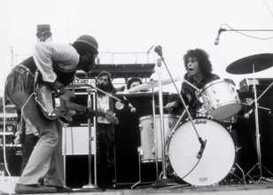 WOODSTOCK USA 1969/1970 Michael Wadleigh Film chronicle of the legendary 1969 three-days-music festival 'Woodstock' image: guitarist FREDDY STONE and drummer GREG ERRICO - Sly and The Family Stone Reg...