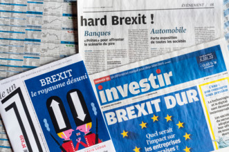 French newspaper articles about the UK leaving the EU and the dangers of hard Brexit.