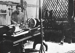 Louis Renault en 1898, devant son tour dans l'atelier improvisé du jardin de la propriété paternelle à Billancourt