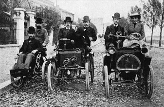 Early automobiles in 1898 in Billancourt, with Marcel Renault, Louis Renault and Paul Hugé