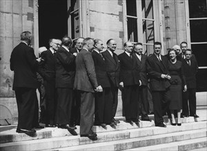 L'équipe d'Edgar Faure à Matignon - 1955. En haut à droite, Valéry Giscard d'Estaing, membre de son cabinet.