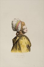 Femme portant une pelisse de satin et un demi-bonnet rond