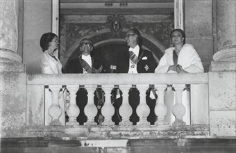Valéry Giscard d'Estaing et son épouse recevant le Shah d'Iran et Farah Pahlavi, 1974