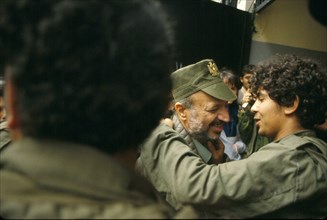Yasser Arafat avec un jeune soldat