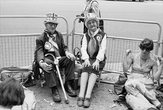 Citoyens britanniques lors d'une traversée au moment du mariage du Prince Charles et de Lady Di (1981)