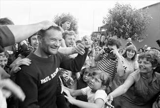 Eric Tabarly welcomed by the cheering crowd, after he set an Atlantic crossing record (1980)