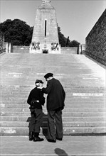 Anciens combattants devant un monument aux Morts à Verdun