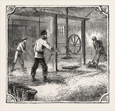 HOPS AND HOP PICKERS, IN A KENTISH HOP GARDEN, KENT, ENGLAND, FILLING THE POCKETS THE PRESS-HOUSE,
