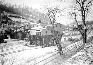 Scott's Run, West Virginia. Jere, mine tipple - Mine bankrupt and closed since December 1936. The