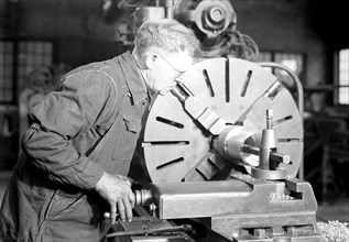 Eddystone, Pennsylvania - Railroad parts. Baldwin Locomotive Works. Tool-builder planing for a