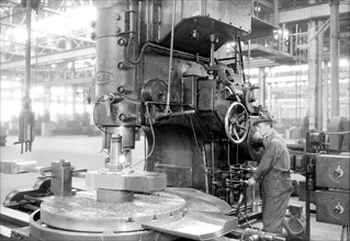 Eddystone, Pennsylvania - Railroad parts. Baldwin Locomotive Works. [Man working at machine.], May