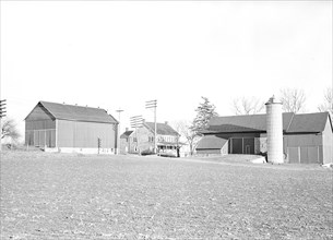 Lancaster, Pennsylvania - Housing. Better class farm on Harrisburg Pike showing barn and tobacco