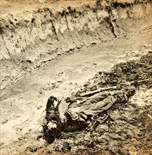 Dead Confederate soldier in the trenches of Fort Mahone, Petersburg, Virginia, US, USA, America,