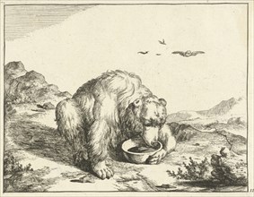 Sitting Bear, from the front, one leg to a bowl, Marcus de Bye, Marcus Gerards (I), 1664