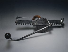Cranequin, c. 1580. Germany, Nuremberg (?), 16th century. Steel, flax cord, wooden handle; rack: 36
