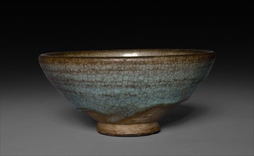 Bowl, Yuan dynasty (1271-1368). China, Yuan dynasty (1271-1368). Earthenware; diameter: 16.6 cm (6