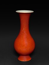 Vase, 1723-1735. China, Jiangxi province, Jingdezhen kilns, Qing dynasty (1644-1911), Yongzheng