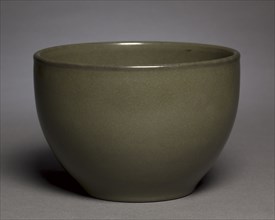 Bowl, 1736-1795. China, Qing dynasty (1644-1911), Qianlong mark and reign (1736-1795). Porcelain