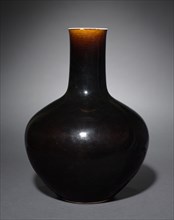Bottle-Shaped Vase, 1736-1795. China, Jiangxi province, Jingdezhen kilns, Qing dynasty (1644-1911),