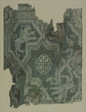 Fragment with star pattern and griffins, 950-1050. Iraq or Iran, Buyid period. Plain weave