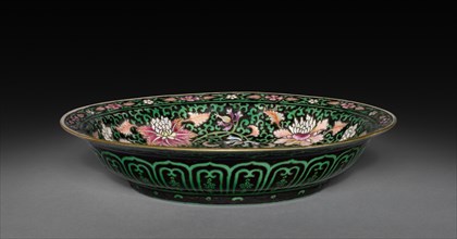 Dish, 1736-1795. China, Qing dynasty (1644-1912), Qianlong reign (1735-1795). Porcelain with