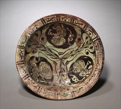 Bowl, late 1100s-early 1200s. Syria (Rusapha), Ayyubid Period, late 12th-early 13th Century.