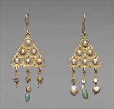 Earring (one of a pair), 600s. Byzantium, early Byzantine period, 7th century. Gold, pearls, glass,