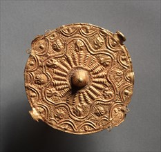 Soul Disk Pendant, 1800s. Guinea Coast, Ghana, Asante, 19th century. Cast gold, hammered; diameter: