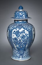 Vase with Cover, Qing dynasty (1644-1911), Kangxi reign (1661-1722). China, Jiangxi province,