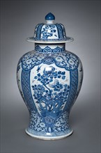 Vase with Cover, Qing dynasty (1644-1912), Kangxi reign (1661-1722). China, Jiangxi province,