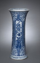 Vase, Qing dynasty (1644-1912), Kangxi reign (1661-1722). China, Jiangxi province, Jingdezhen