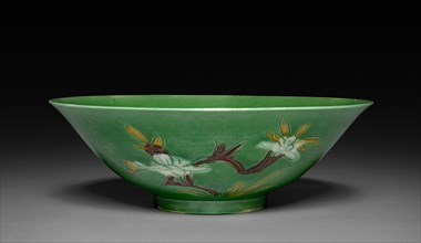 Bowl with Sprays of Flowers, 1662-1722. China, Jiangxi province, Jingdezhen kilns, Qing dynasty