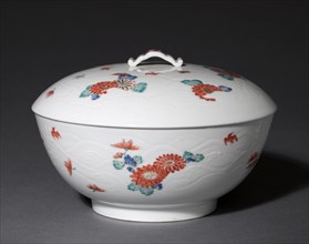 Covered Bowl with Chrysanthemums and Chidori: Kakiemon Ware, early 18th century. Japan, Edo Period