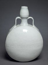 Gourd Flask with Floral Medallion, 1403-1424. China, Jiangxi province, Jingdezhen, Ming dynasty