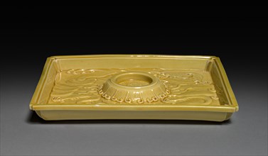 Cup Stand with Dragons in Waves, 1662-1722. China, Jiangxi province, Jingdezhen kilns, Qing dynasty