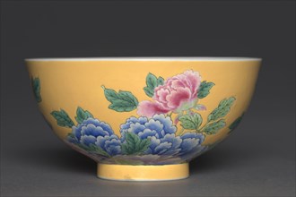 Bowl with Peonies, 1662-1722. China, Jiangxi province, Jingdezhen kilns, Qing dynasty (1644-1912),
