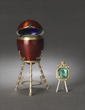 Egg with Gold Stand and Easel and Photograph , before 1896. Alexander Edward Tillander (Russian).