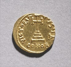 Solidus with Tiberius III Apsimarus (reverse), 698-705. Byzantium, late 7th-early 8th century.