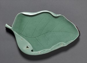 Brush Washer in Shape of a Lotus Leaf, 1723-1735. China, Jiangxi province, Jingdezhen, Qing dynasty