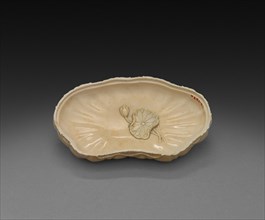 Box in Form of Lotus Leaf (lid), 1700s. China, Qing dynasty (1644-1911). Ivory; overall: 5.1 cm (2