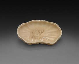 Box in Form of Lotus Leaf (lid), 1700s. China, Qing dynasty (1644-1911). Ivory; overall: 5.1 cm (2