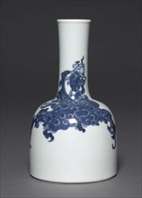 Mallet-Shaped Bottle with Phoenixes, 1662-1722. China, Jiangxi province, Jingdezhen, Qing dynasty
