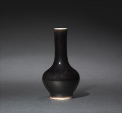 Vase, 1644-1912. China, Qing dynasty (1644-1911). Glazed porcelain; diameter: 3.8 cm (1 1/2 in.);