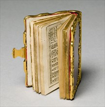 Almanac Binder, 1818-1830. England, early 19th century. Agate and gold; overall: 7 cm (2 3/4 in.).