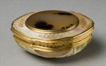 Box, c. 1730s. Germany, mid 18th century. Goldmounted agate and mother-of-pearl and shell, original