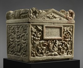 Cinerarium with Lid; Roman Empire; about 20 - 40; Marble; 42 × 45 × 39.5 cm, 16 9,16 × 17 11,16 × 15 9,16 in