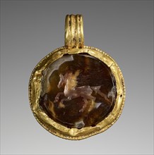 Scaraboid; Bern Group; late 4th century B.C; Mottled brown chalcedony; 0.6 × 1.6 × 1.6 cm, 1,4 × 5,8 × 5,8 in