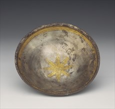 Bowl with Leaf Calyx Medallion; Eastern Hellenistic Empire; 2nd - 1st century B.C; Silver with gilding; 4.9 × 19.8 cm, 0.2607 kg
